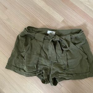 Loft Paper Bag belted shorts size 4